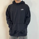 Canguro negro con capucha y cordones ajustables. Estampado en la espalda con una palmera gris, logo de la marca y texto.