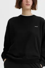 Buzo negro de cuello redondo marca Levi's, con logo pequeño bordado en el pecho.