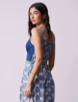 Vestido midi de modal estampado con breteles finos, escote en V y detalle de crochet en el corpiño. Espalda con punto smock.