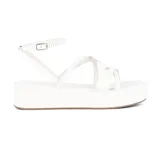 Sandalias negras con plataforma, tiras finas y pulsera con hebilla al tobillo.