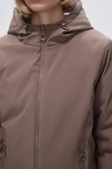 Campera acolchada color marrón topo, con capucha y cierre frontal.