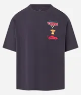 Remera gris de corte boxy, con cuello redondo y mangas cortas. Estampado frontal con logo de la película Cars, una copa y un auto.