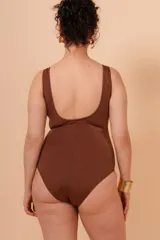 Malla entera negra con escote en V, breteles anchos y detalle de lurex en la parte superior.