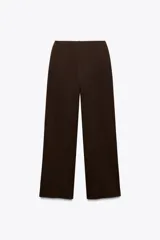 Pantalón marrón de tiro alto, pierna ancha y corte recto.