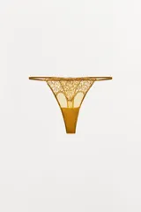Tanga color ocre con cintura elástica fina y detalle de encaje floral en la parte delantera.