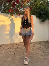 Short de tiro alto con estampado de cuadrillé blanco y negro.