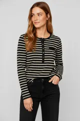 Remera de manga larga con cuello redondo y abertura frontal con botones. Presenta un estampado de rayas horizontales en negro y beige claro.