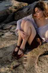 Zapatos tipo Mary Jane color marrón con hebilla dorada y punta cuadrada.