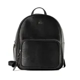 Mochila grande negra de símil cuero con relieve horizontal. Tiene acceso con cierre, un compartimento principal, un bolsillo externo con cierre, un bolsillo interno con cierre y dos bolsillos internos abiertos. Los herrajes son plateados y la correa es fija.