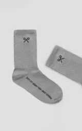 Medias 3/4 color gris de algodón con logo de tijera bordado en negro.