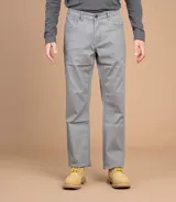 Pantalón de jean gris oscuro, corte skinny y tiro medio.