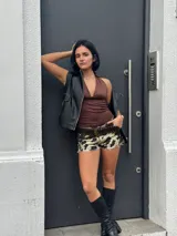 Short de jean con estampado animal print de vaca en blanco y negro, tiro alto, corte ajustado y ruedo desflecado.