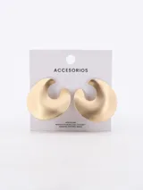 Aros dorados con diseño contemporáneo y forma ondulada.