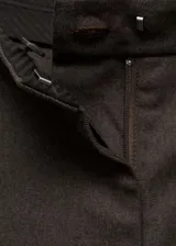 Pantalón de vestir color marrón con diseño wideleg, tiro medio, cierre frontal con cremallera, gancho y doble botón, detalle de pinzas, dos bolsillos laterales, diseño largo, forro interior y bajo abotonado.