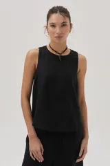 Musculosa negra de lino con escote redondo y corte recto.