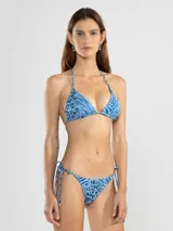 Conjunto de bikini azul con estampado animal print y rayas. El top es de triángulo con tiras finas que se atan al cuello y a la espalda. La bombacha es de corte clásico con tiras laterales.
