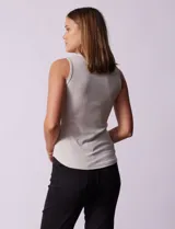 Musculosa color gris claro, de modal elastizado con cuello a la base y corte ajustado.
