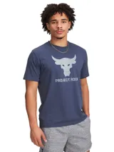 Remera deportiva Under Armour Project Rock, color blanco, de corte clásico y mangas cortas. Presenta un estampado frontal con el logo de Project Rock y la leyenda "Project Rock".