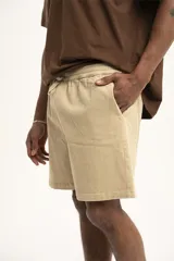 Short color gris oscuro con cintura elástica ajustable con cordón.