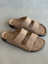 Sandalias planas color camel con doble tira ancha con costuras a la vista y plantilla de corcho.