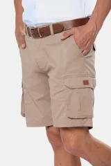 Bermuda cargo color beige con múltiples bolsillos, confeccionada en algodón y spandex. Incluye cinturón de cuero marrón.