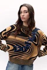 Sweater de punto con diseño marmoleado en tonos cálidos, con aplique bordado y mangas abullonadas.