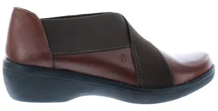 Zapato de cuero marrón con elásticos laterales y suela de goma negra.