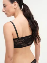 Corset blanco de encaje con copas con aro y breteles finos regulables.