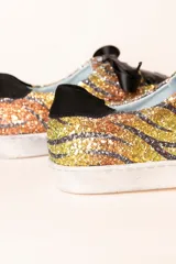 Zapatillas deportivas con estampado de tigre, cordones de raso negros y detalles en ante negro en el talón.