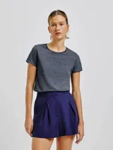 Camiseta de manga corta color terracota, con cuello redondo y corte ajustado.