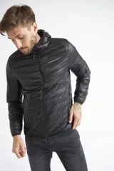 Campera de plumas liviana color verde oliva, con capucha, cierre frontal completo, bolsillos laterales y logo estampado.