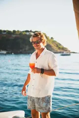 Camisa azul marino de lino con manga larga y botones de coco natural.