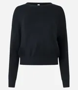Buzo de punto negro de algodón, con cuello redondo y mangas largas.