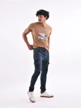 Jean slim azul con bolsillos cargo laterales.