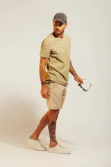 Remera color arena con estampado de motivos playeros en marrón oscuro.