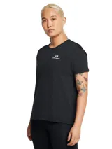 Remera deportiva Under Armour negra de corte clásico, mangas cortas y logo estampado en el pecho.