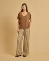 Remera marrón de lino y algodón, con escote en V y mangas cortas.