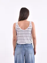 Musculosa negra de breteles anchos y escote redondo.