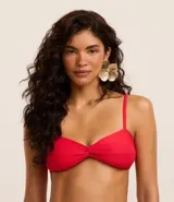 Top de bikini bandeau color rojo, confeccionado en microfibra acanalada. Tiene breteles ajustables y removibles, nudo en el centro, copa removible y lazo en la espalda.
