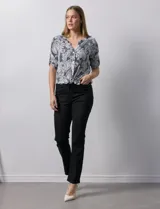 Blusa de gasa estampada color celeste con estampado paisley, marca Ruby Rd. Cuello a la base, escote en v y abertura con botones. Delantera con bolsillos. Largo de manga regulable con presilla y botón. Terminación de ruedo con nudo.