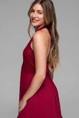 Vestido midi color borgoña con escote halter y cuerpo superior tejido con diseño calado. Falda amplia y fluida.