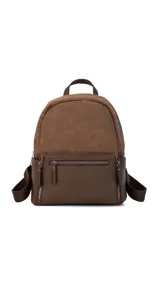 Mochila color tostado combinada con nobuck, bolsillo amplio adelante con broche y cierre, bolsillos en los costados, asas regulables y bolsillos internos cómodos.