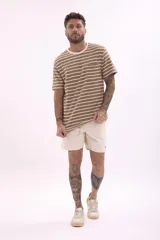 Bermuda de gabardina color beige con cordón ajustable en la cintura.