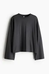 Remera gris oscuro de manga larga con cuello redondo y corte holgado.
