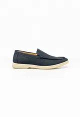Mocasín color marrón claro, liso, de cuero, con suela de goma color crema.