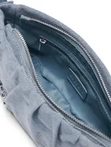 Bolso de hombro azul denim con tachuelas plateadas en el cuerpo y el asa.