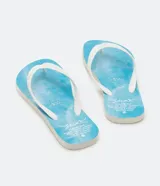 Chinelas de hombre con base celeste y estampado de nubes blancas.