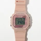Reloj digital color rosa con correa de resina y hebilla plateada.