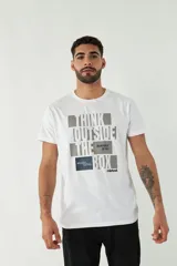 Remera color ocre de manga corta con cuello redondo y estampado frontal con texto en verde y blanco.