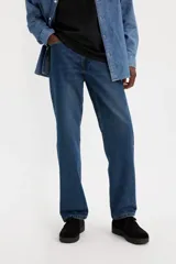 Pantalón de jean azul de corte recto, tiro medio y calce regular.